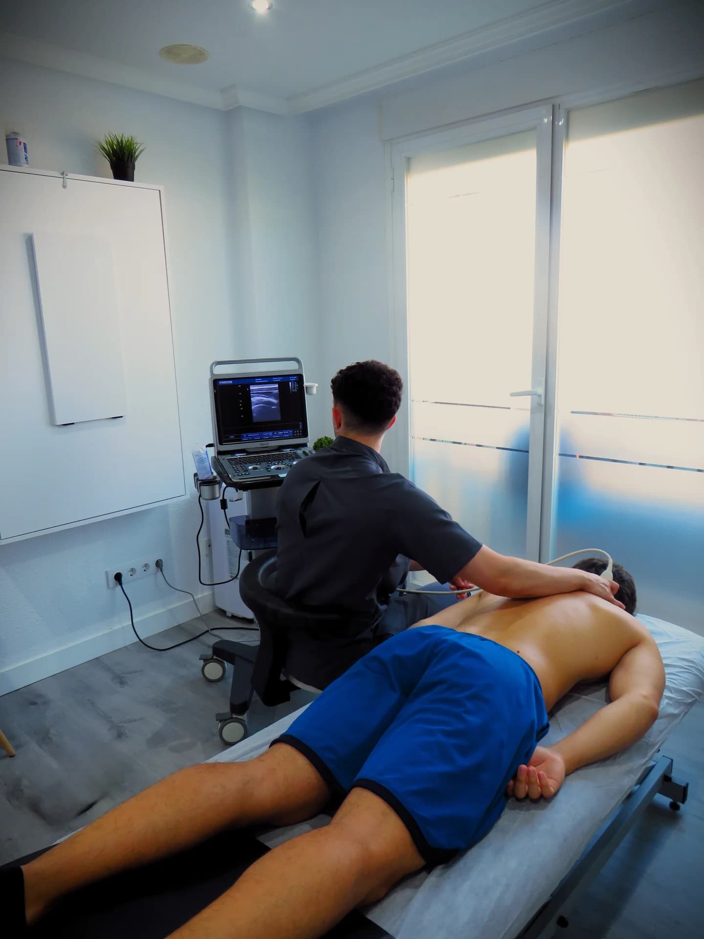 Pablo Hernández realizando valoración con ecografía musculoesquelética en PH Clinic Ávila